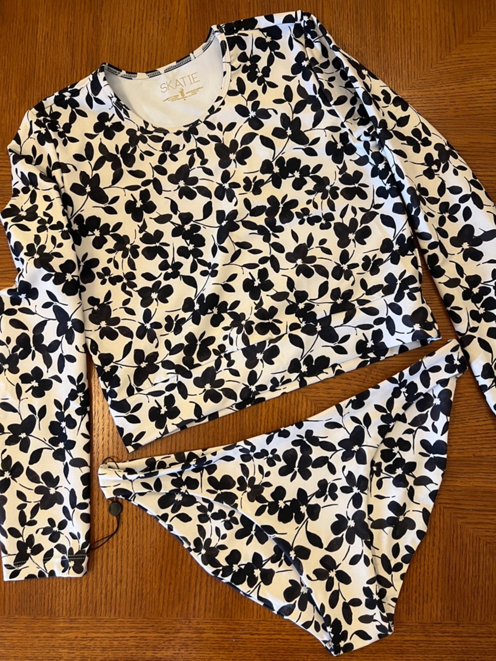 Skatie Black & Off white Floral Swim Set XL on both.    b16